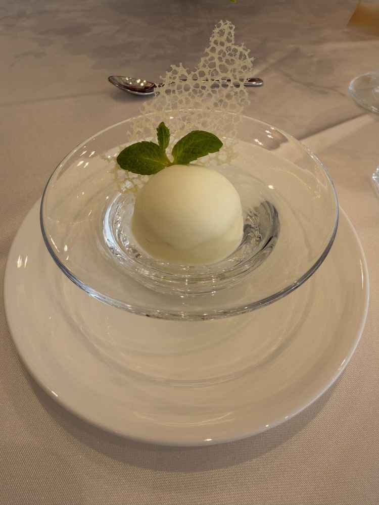 食べる直前に作ってくださるジェラートで出来たてのジェラートが食べれるのは珍しいとおもいました。