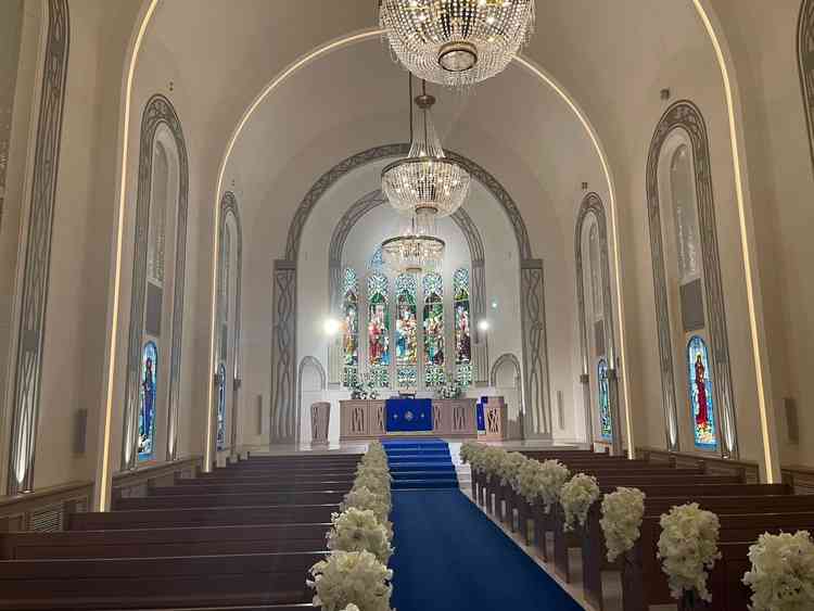 チャペルの入り口より。白を基調とした建物と青のカーペットのコントラストが印象的。