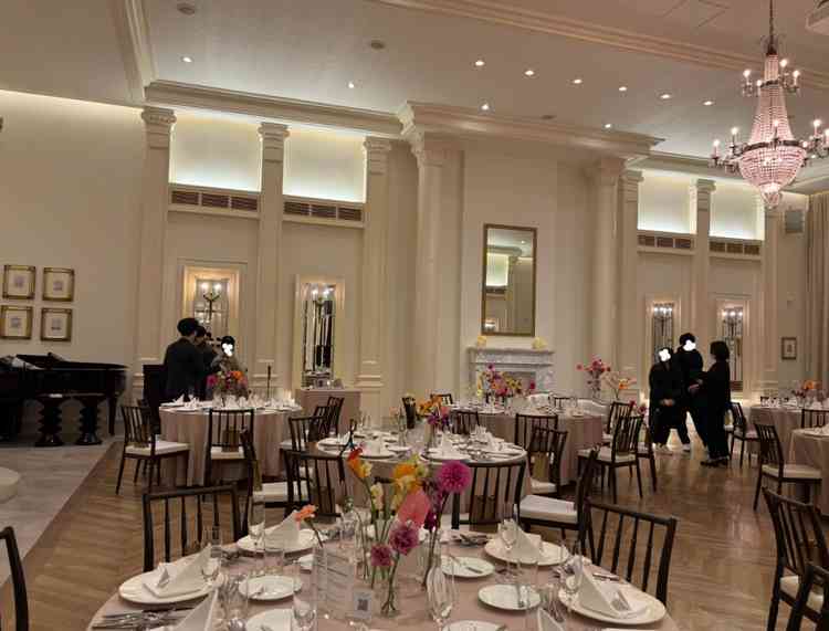 天井も高く、会場もそれなりのキャパシティなので、上品ながらもゆったりした空間だった。