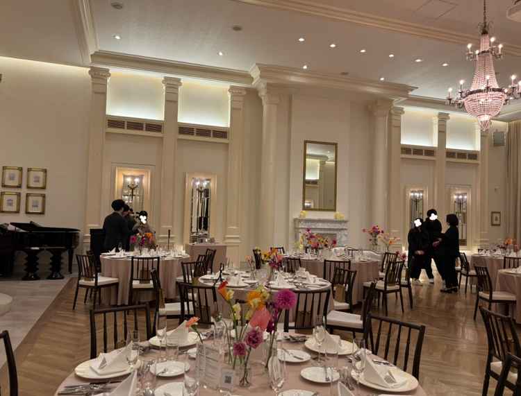 天井も高く、会場もそれなりのキャパシティなので、上品ながらもゆったりした空間だった。