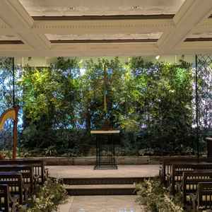 チャペル。バックの緑は作り物です。