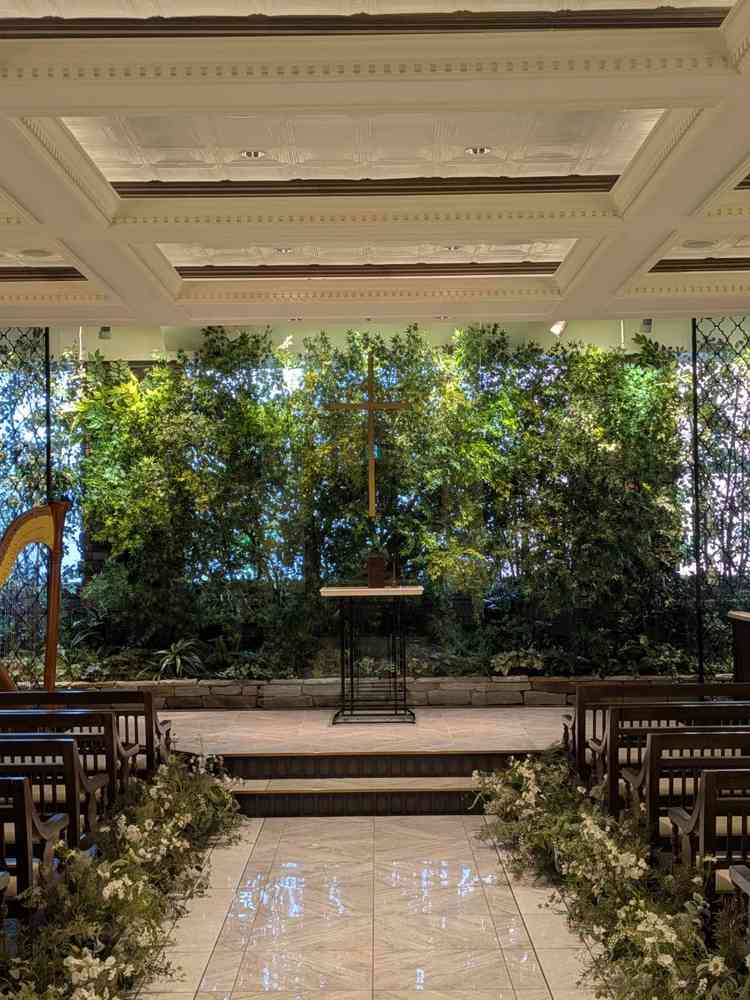 チャペル。バックの緑は作り物です。