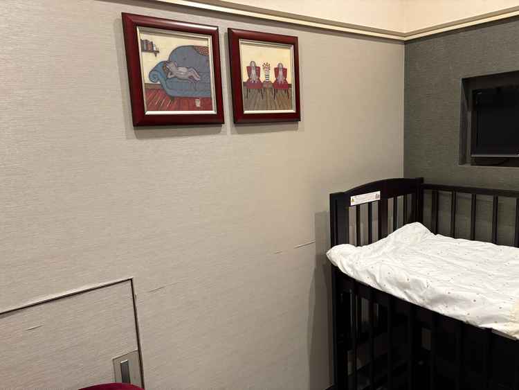 挙式場近くの授乳赤ちゃんスペース。テレビがついていて、挙式の様子を中継で見れる。