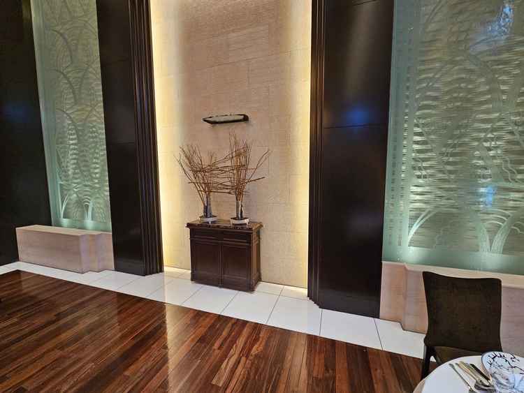 新郎新婦席の横に水が流れていてお洒落。