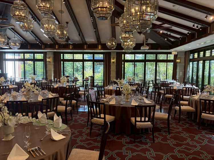 披露宴会場の1つ。大きな窓から緑と自然光がたくさん感じられます。