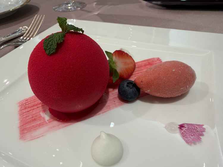 料理がとてもおいしかったです。デザートも可愛い。