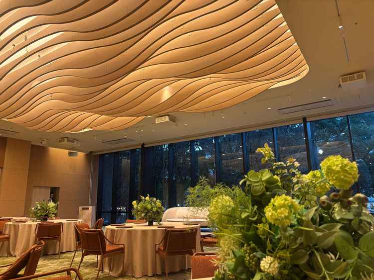 少人数挙式を予定しているためこちらの披露宴会場の方がしっくりきました。