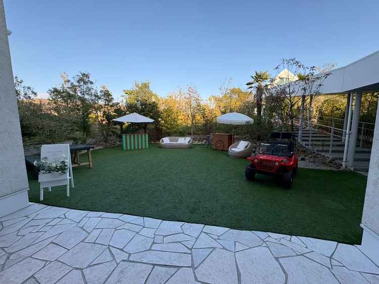 披露宴会場に直結しているガーデンです。車に乗って登場できます。