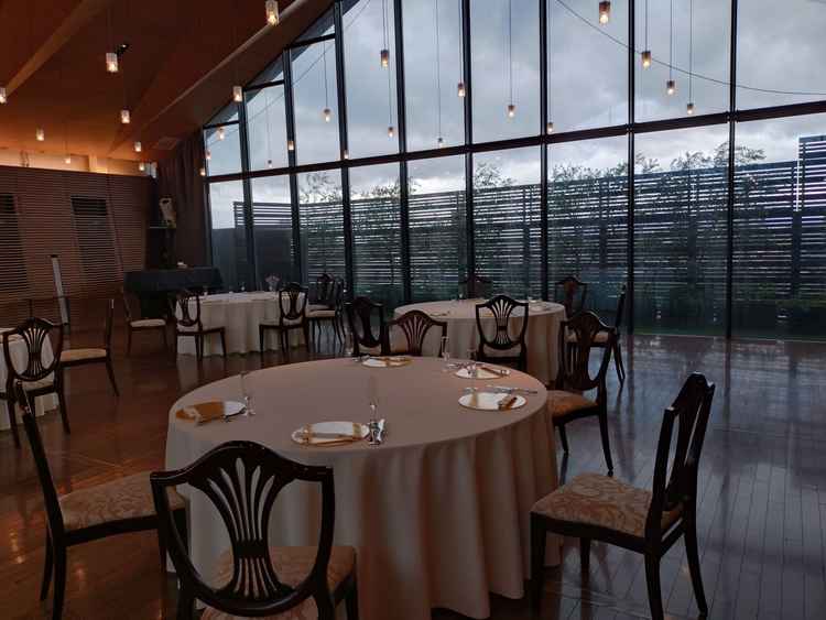 披露宴会場。窓が大きく開放感がある