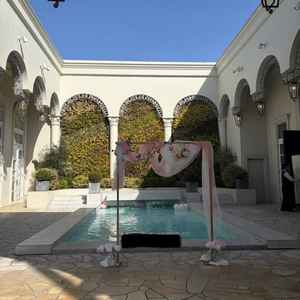 正門を通ると正面にプールと青空。開放感があります。