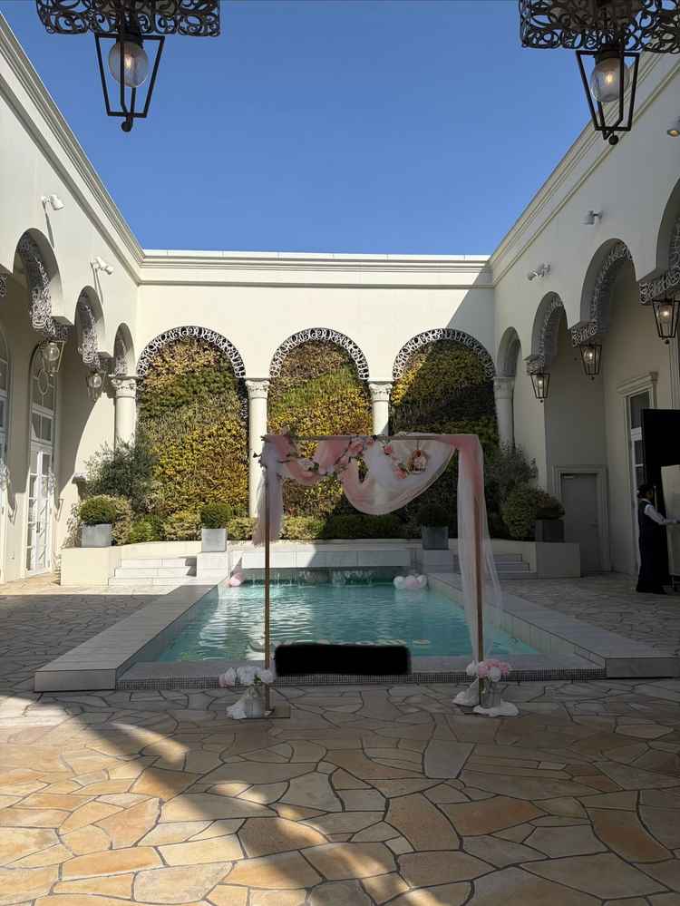 正門を通ると正面にプールと青空。開放感があります。