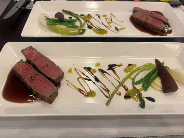 お肉、柔らかい。赤ワインソースが美味しい。