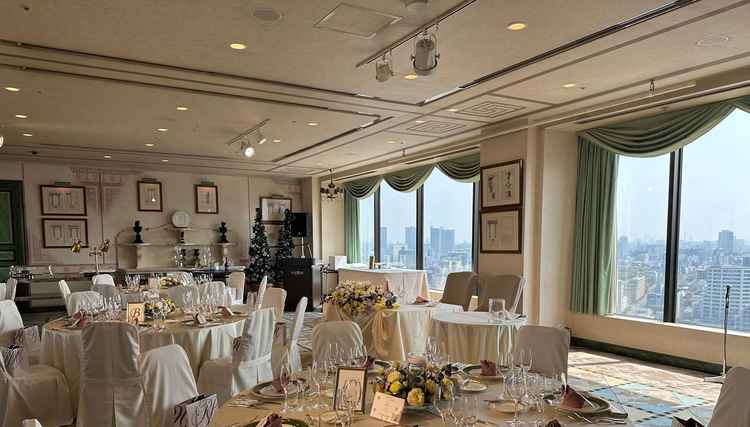 最上階の披露宴会場は、窓からの景色が良くとても明るい印象で素敵でした。