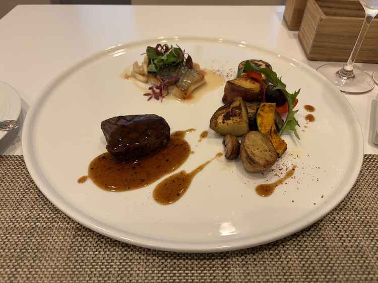 フェアで提供された料理です。肉・魚・野菜が彩りよく盛り付けられています。