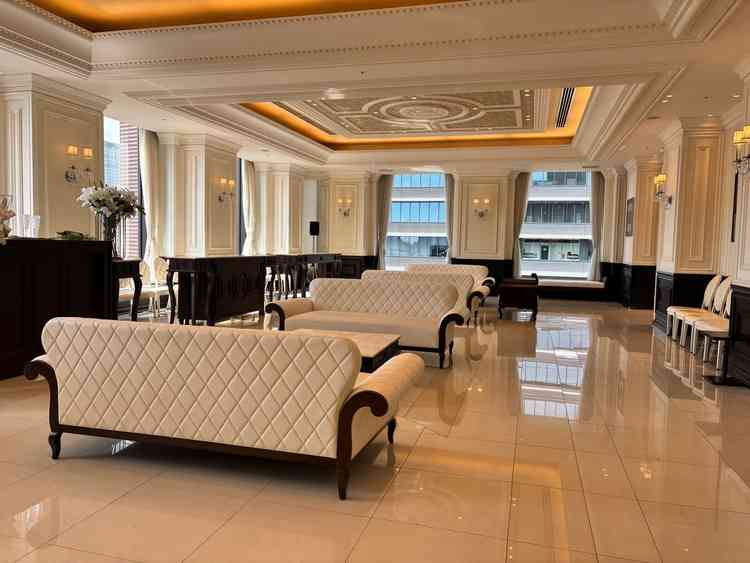 受付、控室。高級感があり綺麗で広々している。受付やゲストに向けてのディスプレイもカスタムできる。