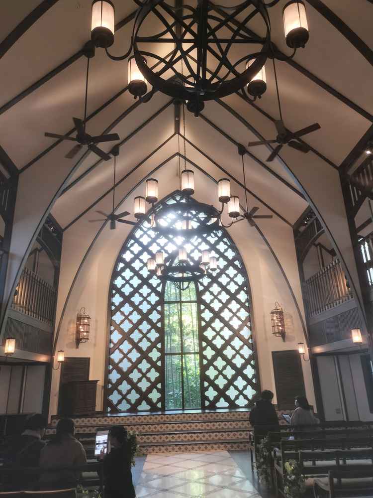 チャペルの様子。後方ではハープの生演奏。