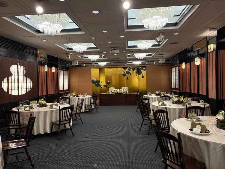 1枚目とは別の披露宴会場です。シックな雰囲気でこちらも素敵でした！