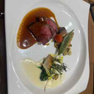 メインの料理。ソースが食材に合い、とても美味しく頂きました