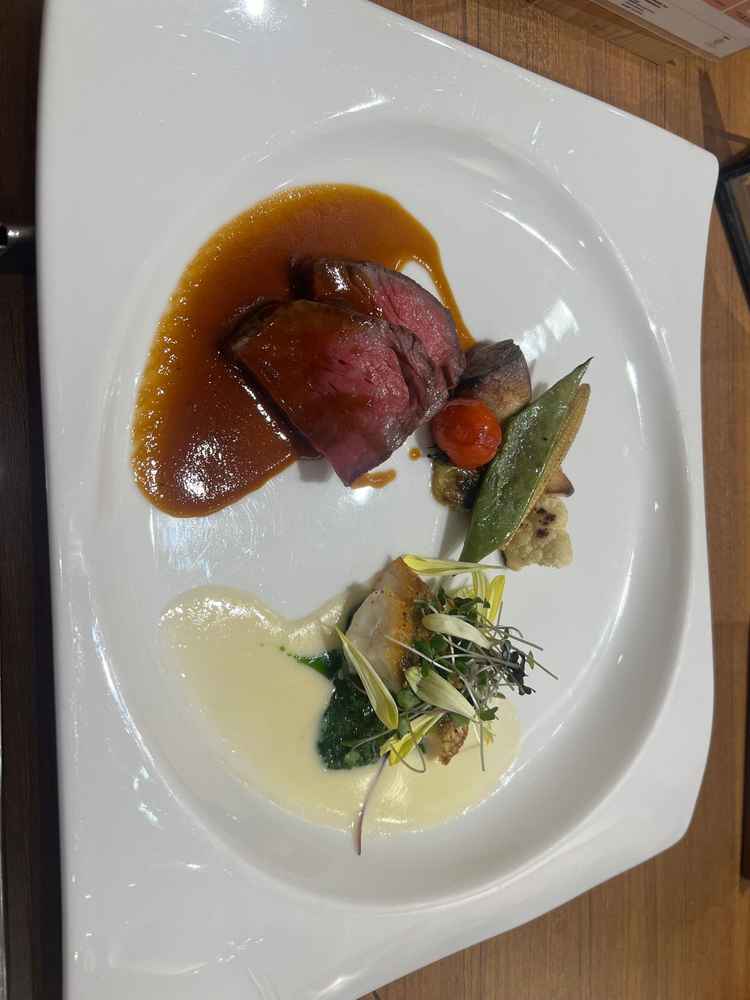 メインの料理。ソースが食材に合い、とても美味しく頂きました