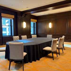 親族控室は三井本館の中のクラシカルな素敵な空間でした。（見学時は会食用の席のセッになっていました。）