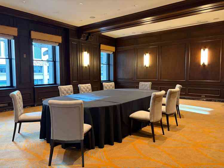 親族控室は三井本館の中のクラシカルな素敵な空間でした。（見学時は会食用の席のセッになっていました。）