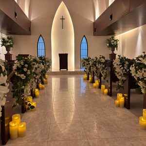 式場です。シックとモダンが共存しており、おしゃれでした。鏡面のような床は上品さを演出していました。