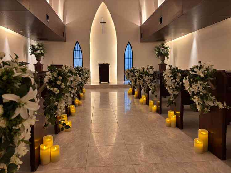 式場です。シックとモダンが共存しており、おしゃれでした。鏡面のような床は上品さを演出していました。