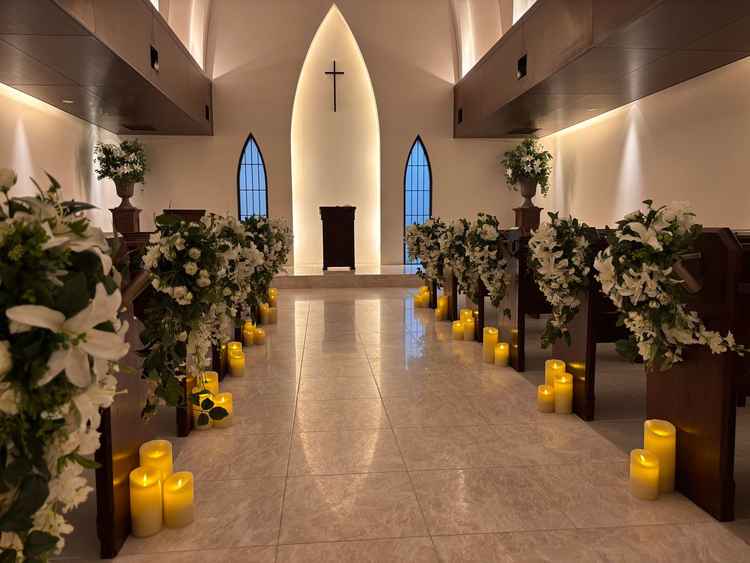 式場です。シックとモダンが共存しており、おしゃれでした。鏡面のような床は上品さを演出していました。