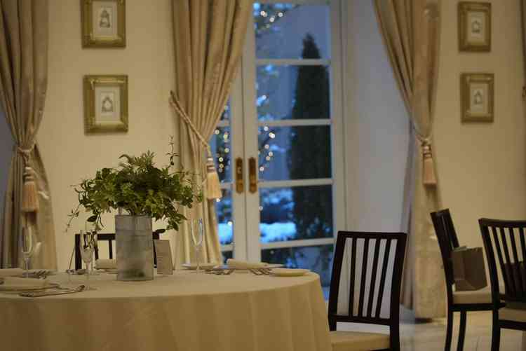 夕方になると中庭の木の電飾が点灯し、よりロマンチックな雰囲気になっていました。