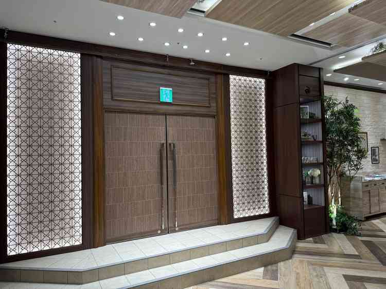 披露宴会場です。和を感じる部分が所々にあるため、和装にお色直しを考えている方にもおすすめです。