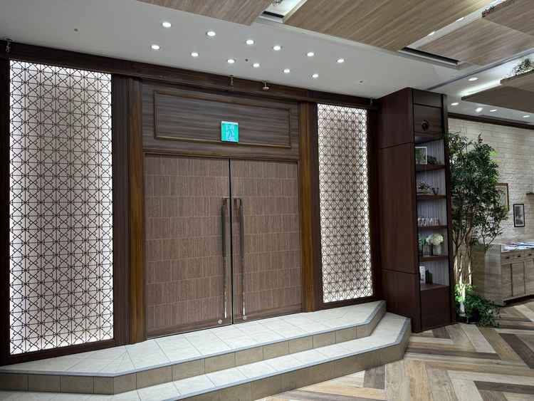 披露宴会場です。和を感じる部分が所々にあるため、和装にお色直しを考えている方にもおすすめです。