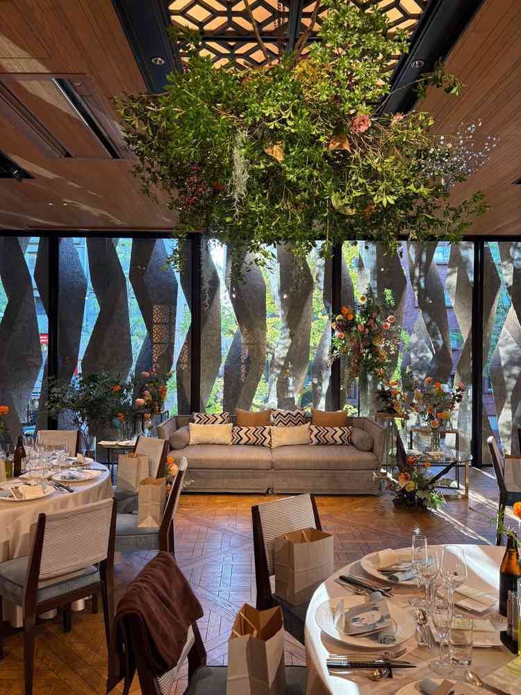 披露宴会場です。逆光にならず自然光が入る作りが素敵でした。