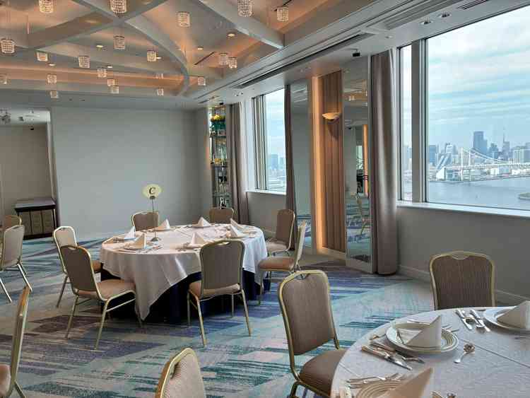 東京湾の絶景が見える披露宴会場。