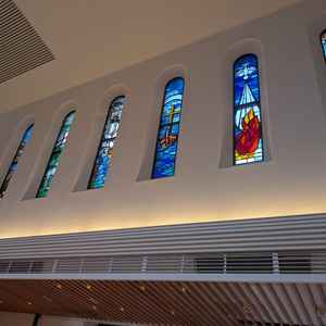 チャペル右側のステンドグラス