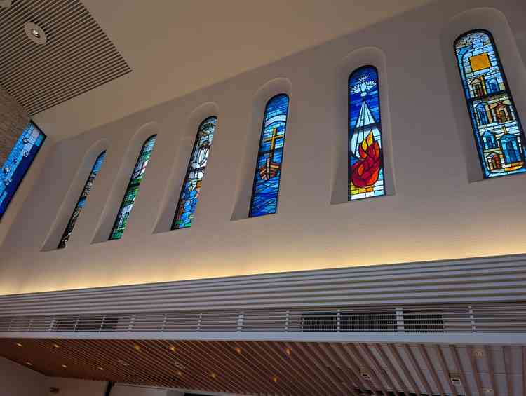 チャペル右側のステンドグラス