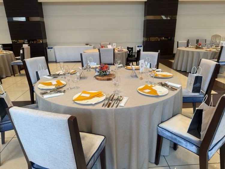 披露宴のテーブルコーディネートイメージ