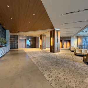 ゲストの方の待ち合いスペースです。とても広く開放的で、ゆったり過ごせる空間です。