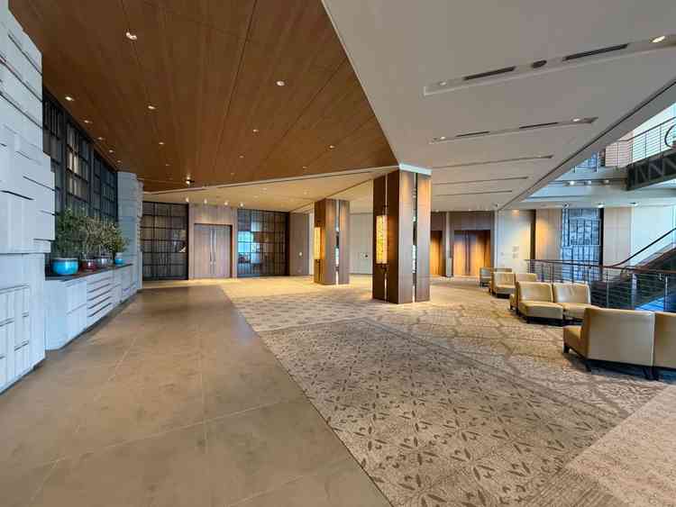 ゲストの方の待ち合いスペースです。とても広く開放的で、ゆったり過ごせる空間です。