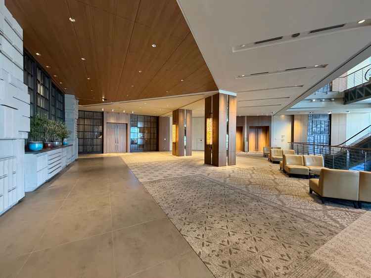 ゲストの方の待ち合いスペースです。とても広く開放的で、ゆったり過ごせる空間です。