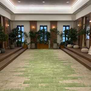 チャペル出てすぐのインナーガーデン。雨の日も緑を感じられるし、雰囲気も落ち着く。