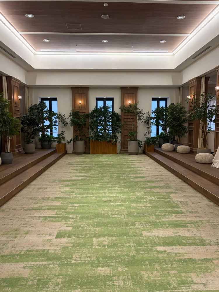 チャペル出てすぐのインナーガーデン。雨の日も緑を感じられるし、雰囲気も落ち着く。