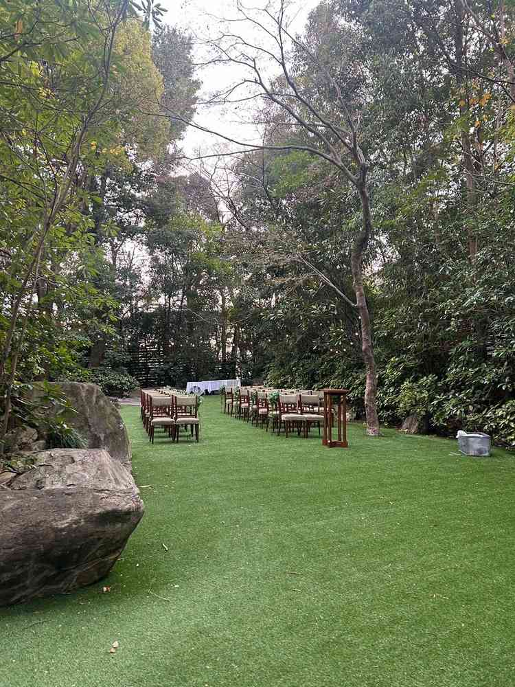 ガーデン挙式場になります。人工芝の雰囲気がよかったです。