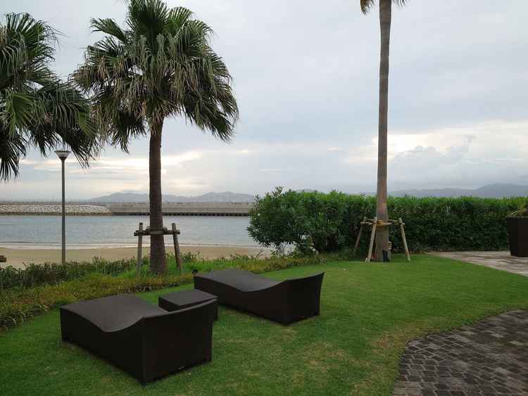 披露宴会場から行けるビーチの写真で、開放的な雰囲気です。