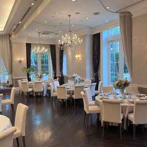 披露宴会場の写真。見学時は80名でのテーブルセッティングだったが、席間の余裕もあると感じた。