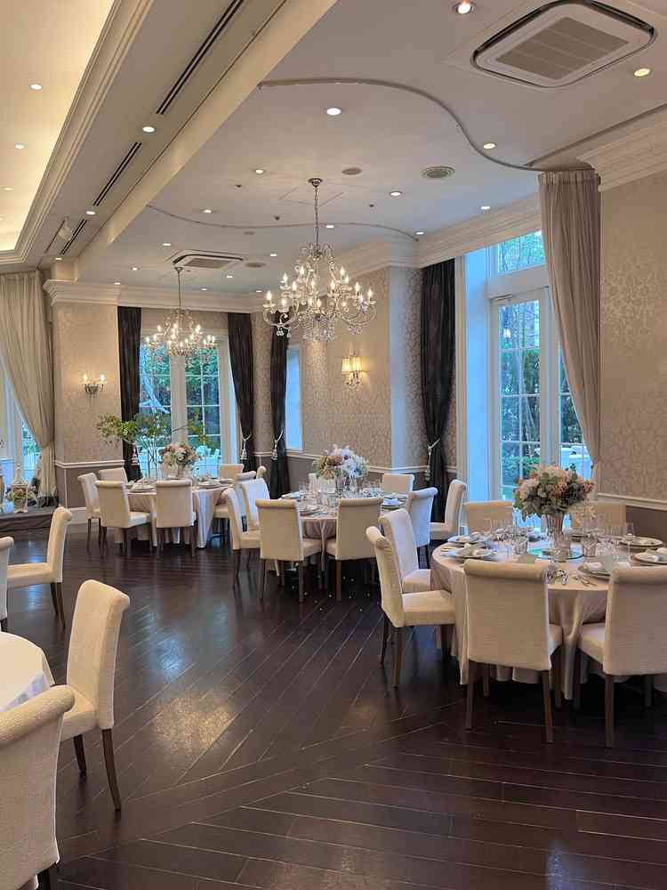 披露宴会場の写真。見学時は80名でのテーブルセッティングだったが、席間の余裕もあると感じた。