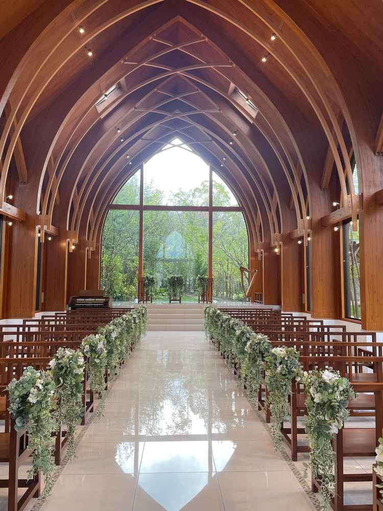 木の香りがする広々としたチャペル