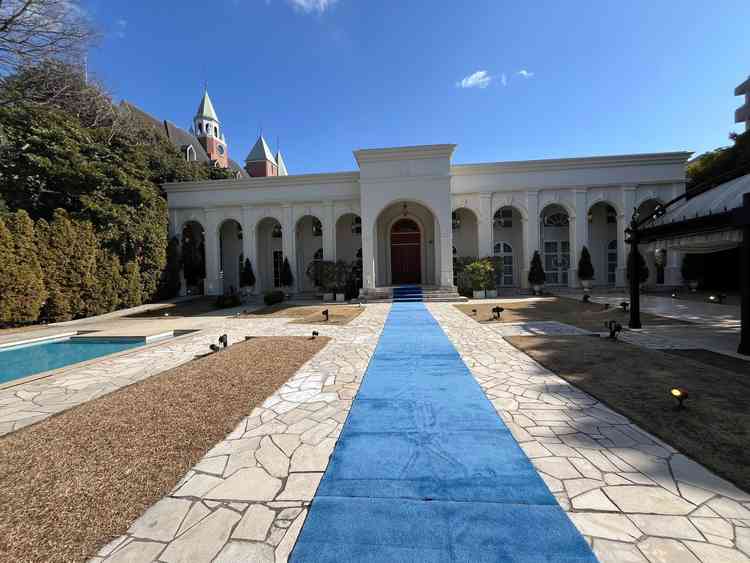 門をググったさきにある景色です。素敵な庭で、ここで余興などできるそうです。