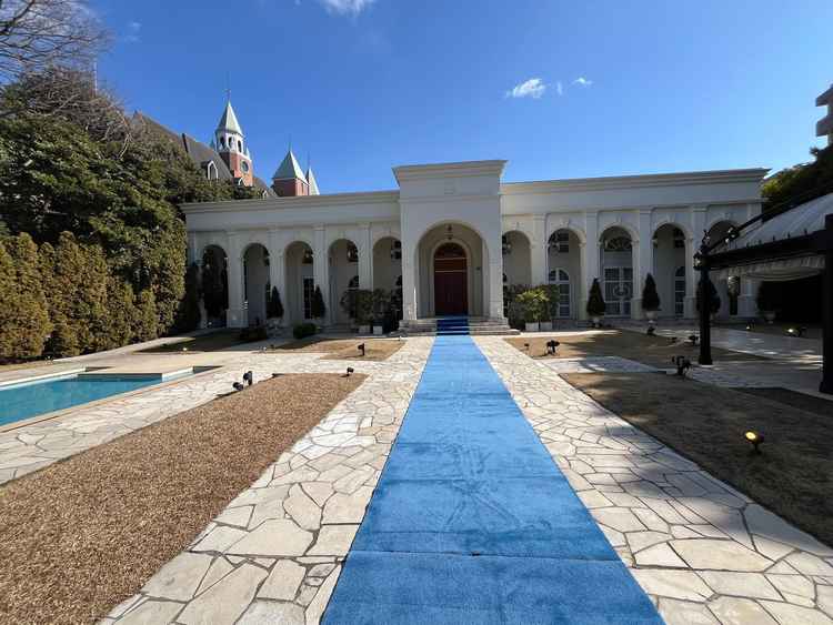 門をググったさきにある景色です。素敵な庭で、ここで余興などできるそうです。