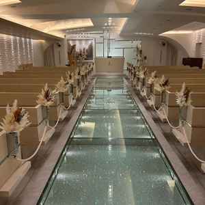 大量のスワロフスキーを足元にあしらったチャペル。ウェディングドレスを輝かせる煌びやかさだった。