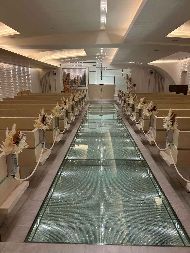 大量のスワロフスキーを足元にあしらったチャペル。ウェディングドレスを輝かせる煌びやかさだった。